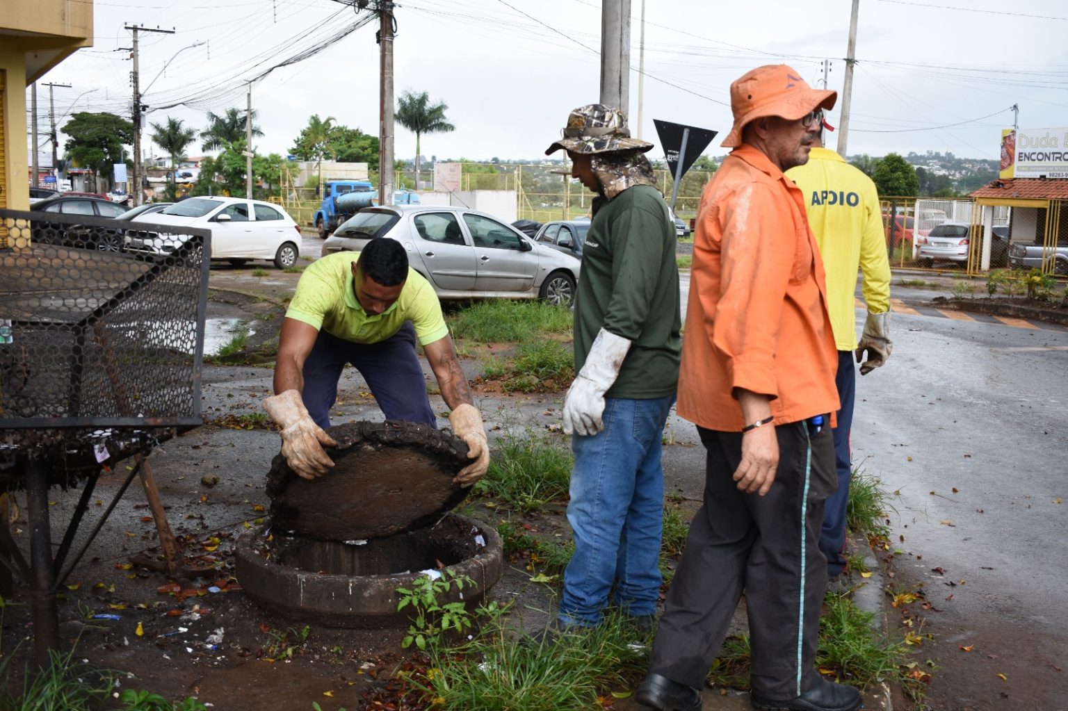 A limpeza das bocas de lobo é uma das ações tomadas pelo governo para a prevenção de alagamentos