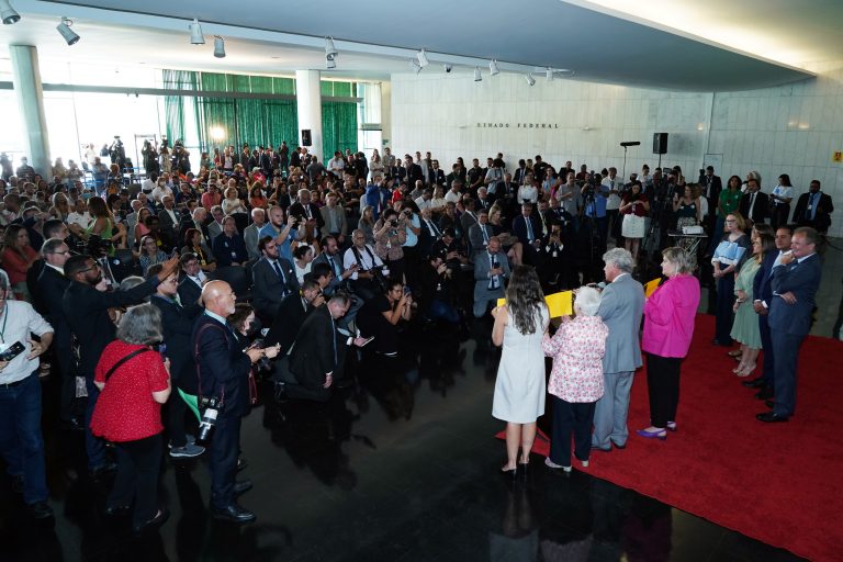 ato publico defende a democracia e o parlamento um mes apos atos golpistas contra os tres poderes
