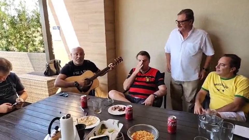 bolsonaro chora durante live com o ex presidente da caixa e com cantor sertanejo
