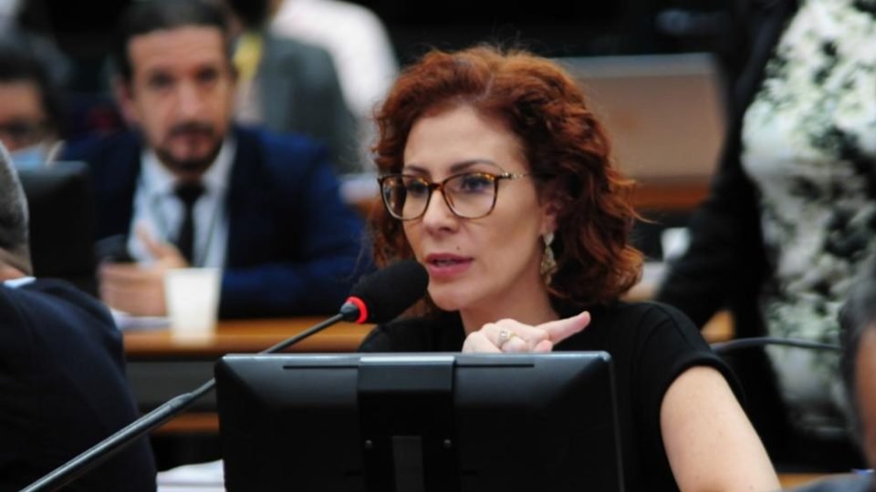 carla zambelli diz que alvo da oposicao tem que ser lula e seus feitos e desfeitos