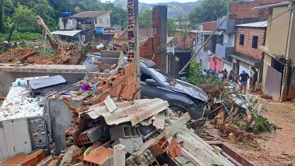 devastacao no litoral norte de sao paulo chuva e terreno instavel dificultam buscas