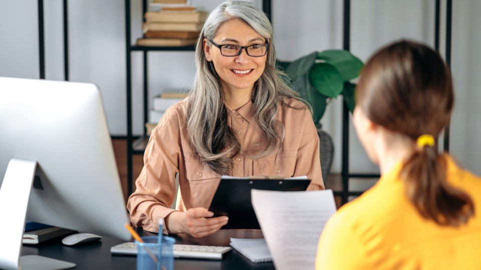 empresas contratam profissionais na faixa etaria acima de 40 anos