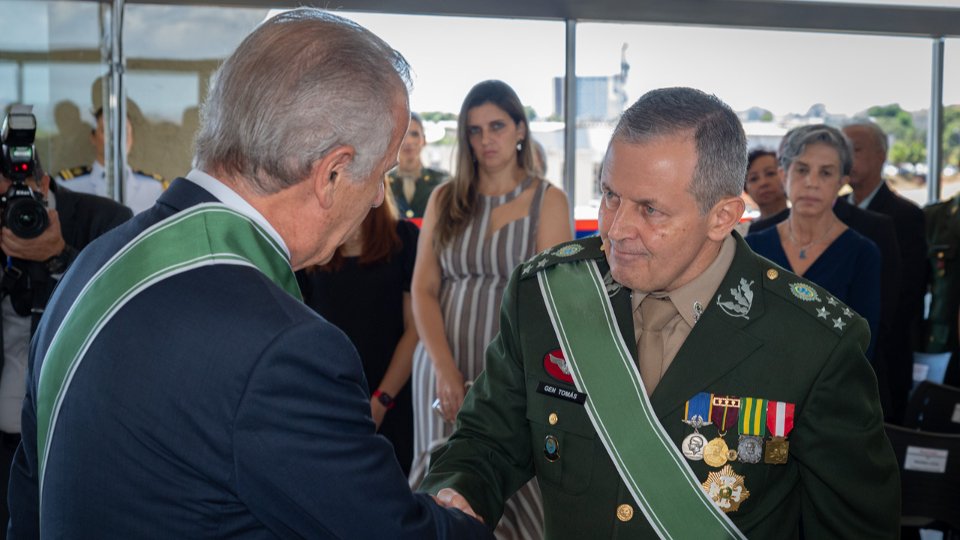general tomas paiva assume comando do exercito