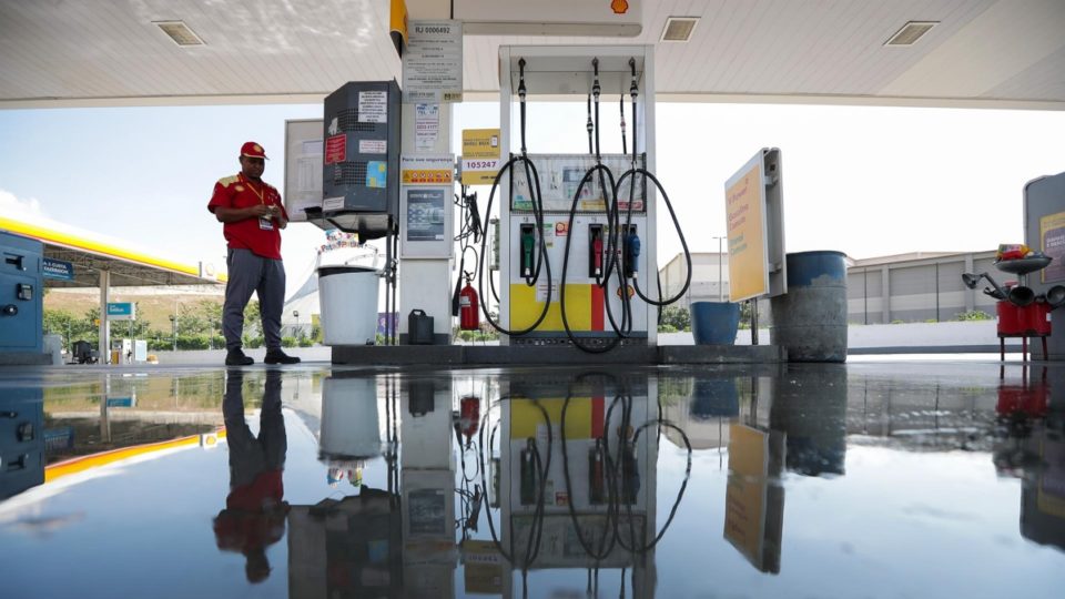 governadores pressionam por mais imposto na gasolina e compensacao de perdas com icms