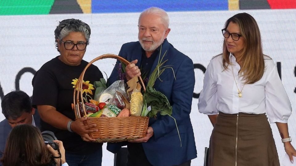 lula recria o conselho nacional de seguranca alimentar e anuncia volta da politica do preco minimo