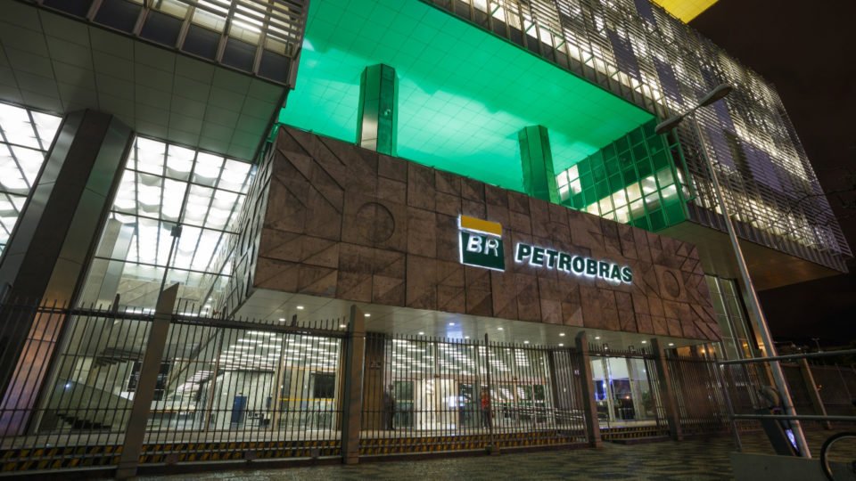 petrobras anuncia reducao de r 040 no preco do diesel para as distribuidoras