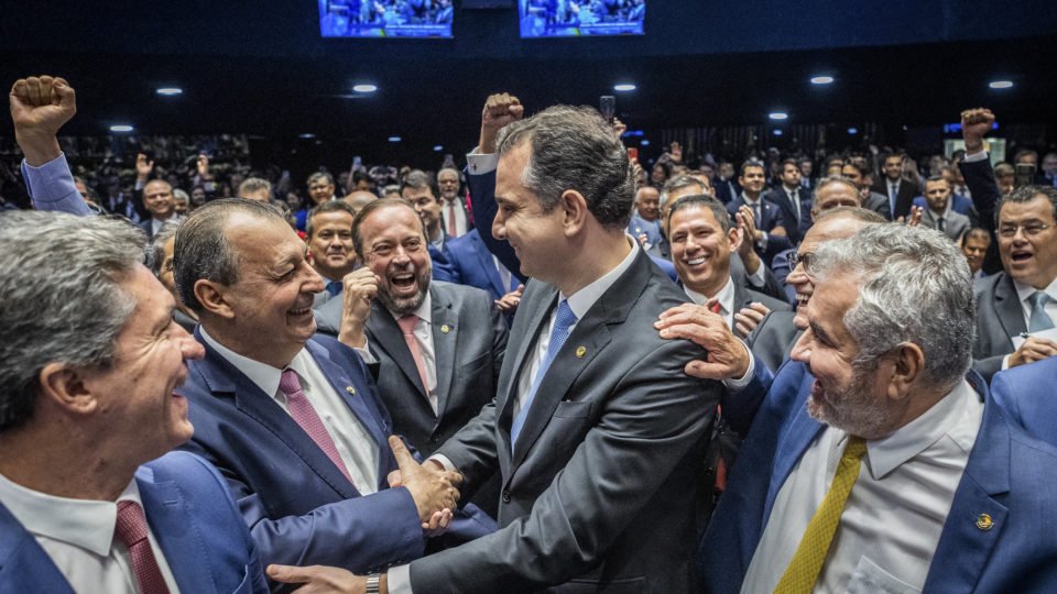 senadores torram meio bilhao na contratacao de assessores e pagam supersalarios