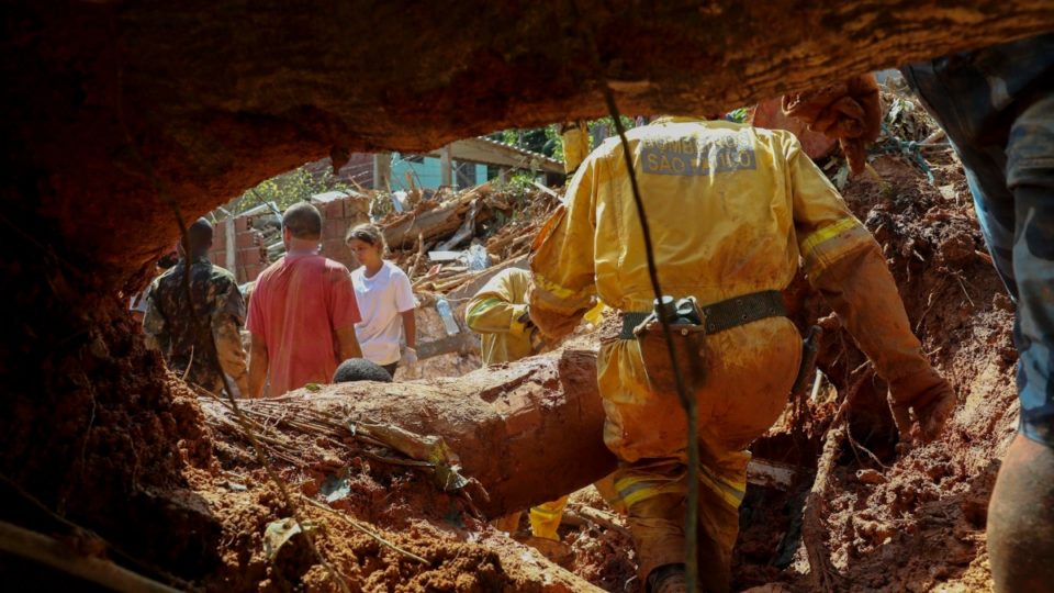 sobe para 54 o numero de mortes pelas chuvas em sp 34 mil seguem fora de casa