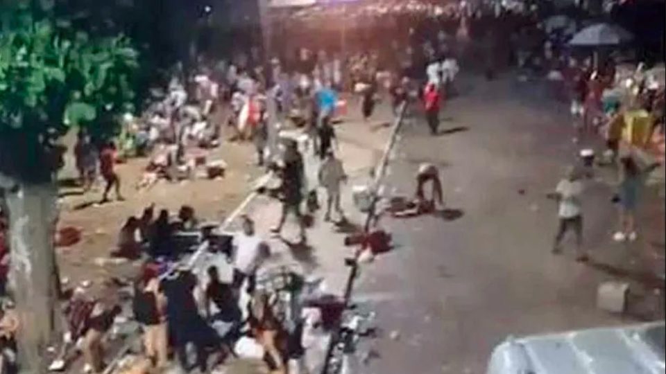tiroteio em bloco de carnaval mata mulher e crianca na baixada fluminense 19 ficam feridos