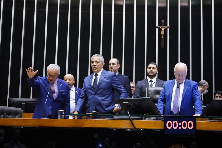 tres novos deputados assumem no lugar de titulares licenciados