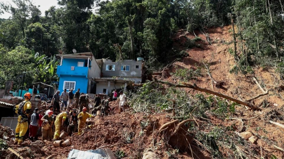 uma pessoa segue desaparecida e 24 mil estao fora de casa no litoral de sp