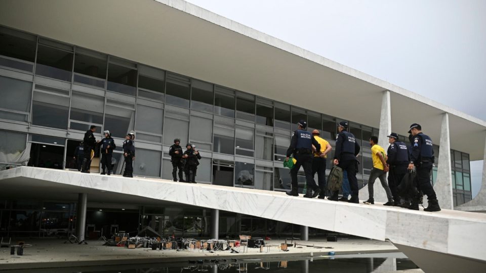 agu pede condenacao definitiva de mais 42 presos por atos de 8 de janeiro