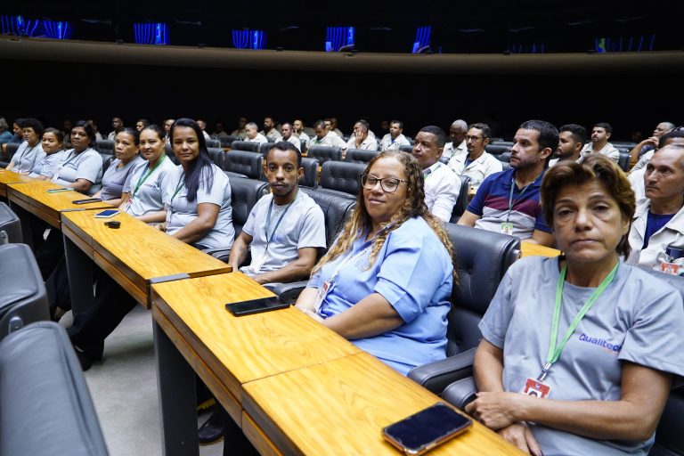 camara homenageia trabalhadores que limparam e consertaram estragos do 8 de janeiro