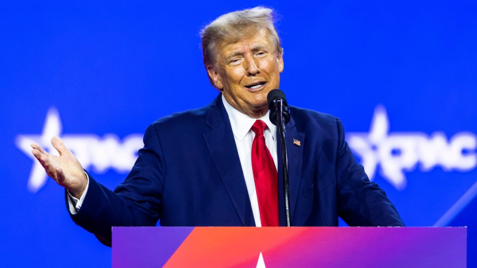 com bolsonaro na plateia trump critica biden e faz discurso de candidato