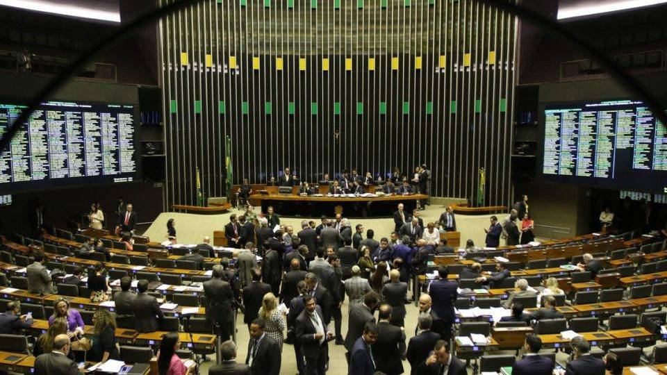 cpmi do 8 de janeiro resiste a acao do governo com cargos e verba para barra la