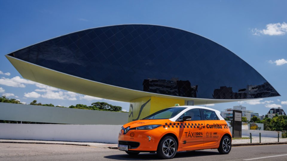 curitiba inova e lanca frota de taxis eletricos em parceria renault empresa tambem anuncia parceria com a copel no segundo dia do smart city expo curitiba 2023