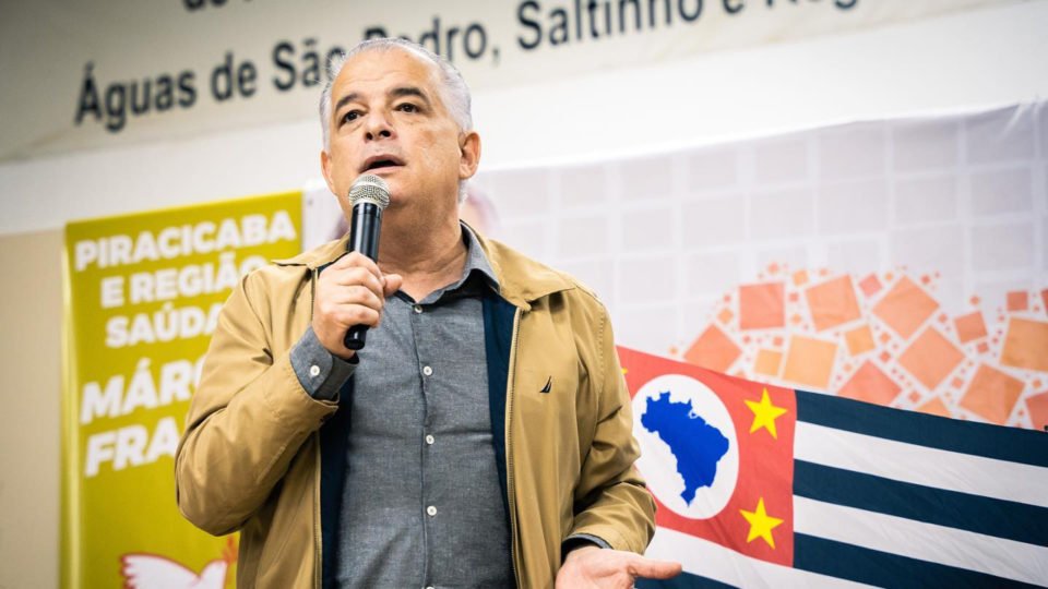 ministro quer baratear passagens aereas para aposentados estudantes e funcionarios publicos