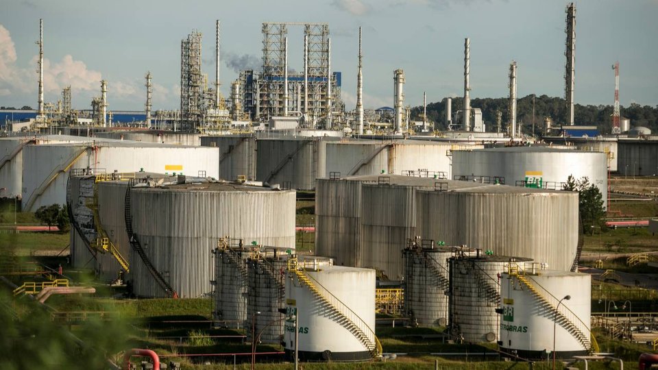 novo comando da petrobras nao quer vender refinarias e pensa ate em construir uma
