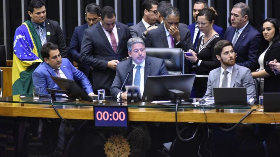 a favor ou contra como cada deputado votou o regime de urgencia do pl das fake news