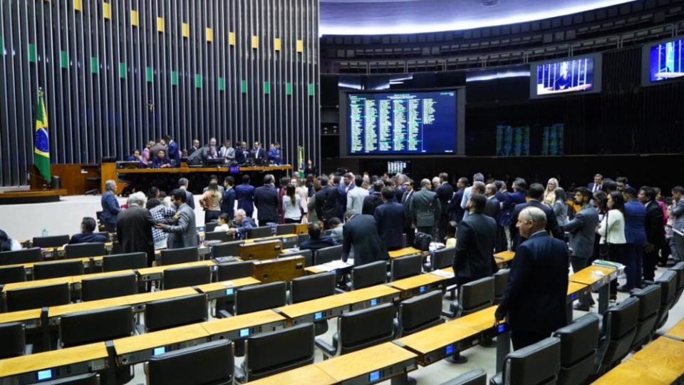 camara vota urgencia do pl das fake news nesta terca feira