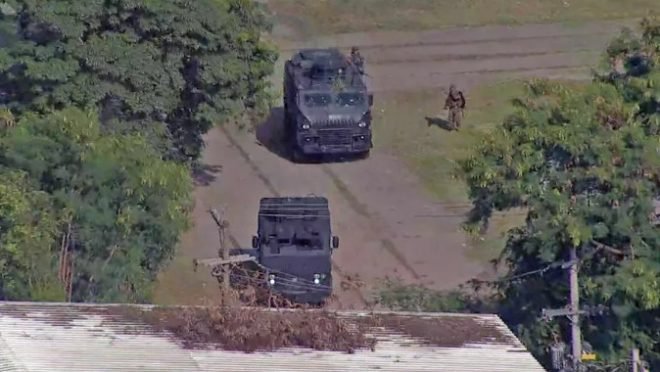homens armados invadem escola no complexo da mare ao fugir de operacao do bope