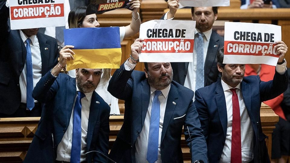 lula e vaiado e cobrado por corrupcao em discurso no parlamento portugues