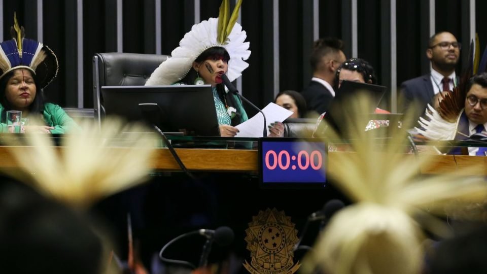 parlamentares lancam frente em defesa dos direitos indigenas