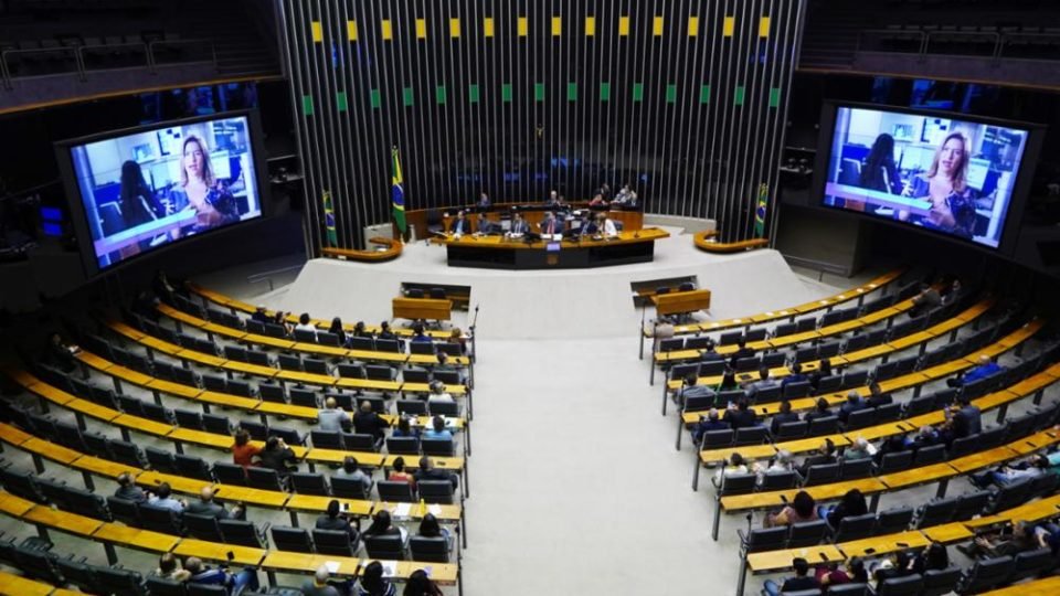 votacao do pl das fake news provoca racha de forcas politica na camara dos deputados