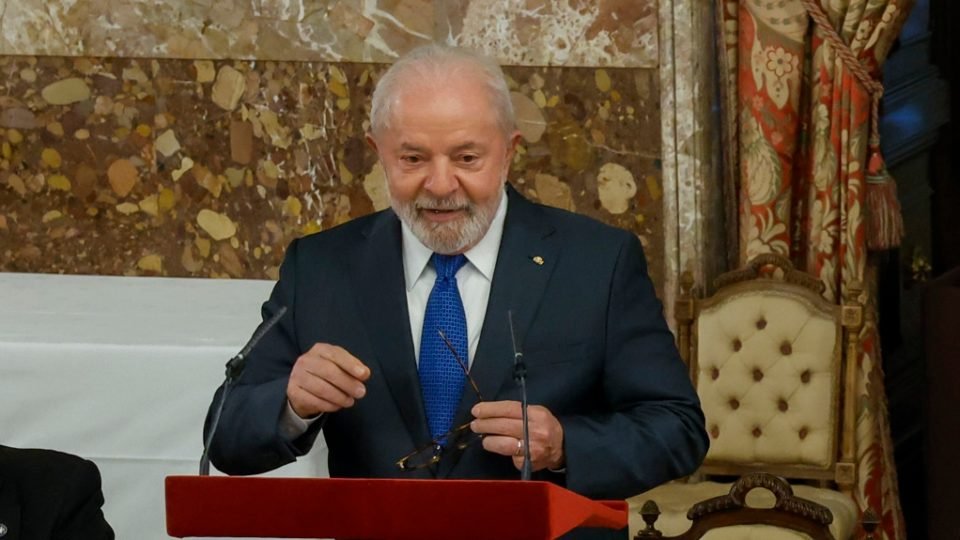 lula chega a londres para encontro com primeiro ministro e coroacao de charles iii