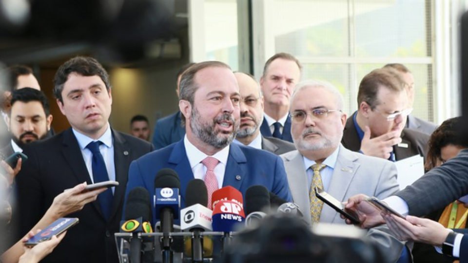 ministro diz que ppi era crime contra o povo e petrobras nega intervencao do governo