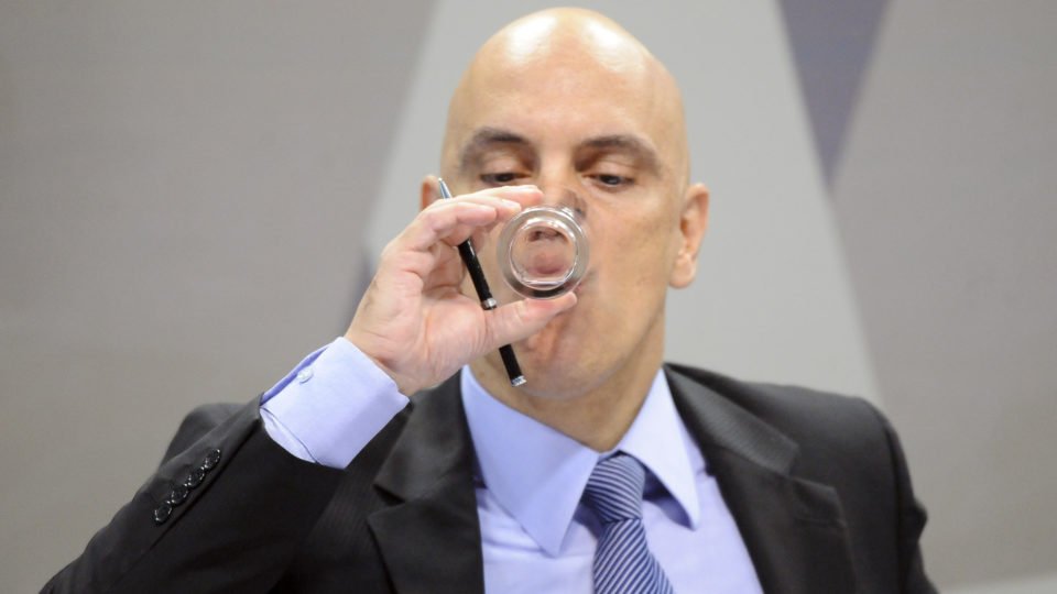 moraes mandou apreender passaporte de bolsonaro mas pf nao recolheu documento