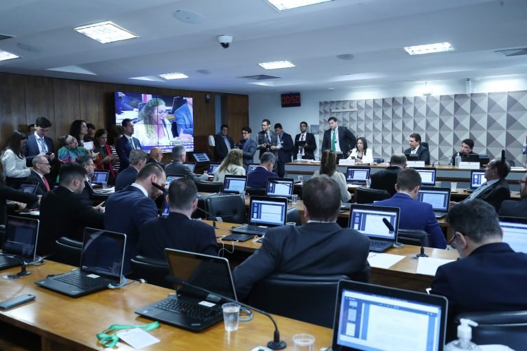 aprovacao do plano de trabalho da cpmi do 8 de janeiro e marcada por criticas da oposicao