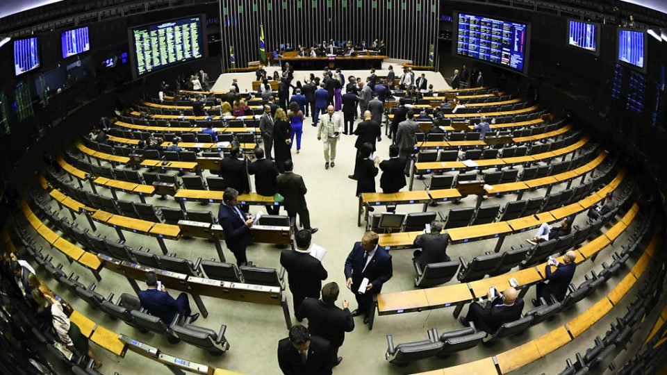 camara aprova projeto que preve prisao por criticas a politicos e autoridades