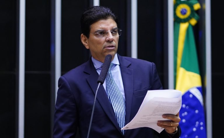 camara aprova punicao a quem se recusar a abrir conta ou conceder credito a pessoa politicamente exposta