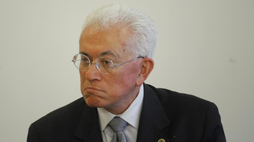 ex ministro do pt critica governo e diz que lula parece morar no passado