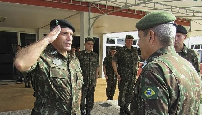 governo pune coronel por envio de mensagem a assessor de bolsonaro sugerindo golpe diz jornal