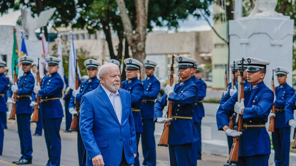 lula tenta aceno aos militares mas desagrada a pf com volta de seguranca para o gsi
