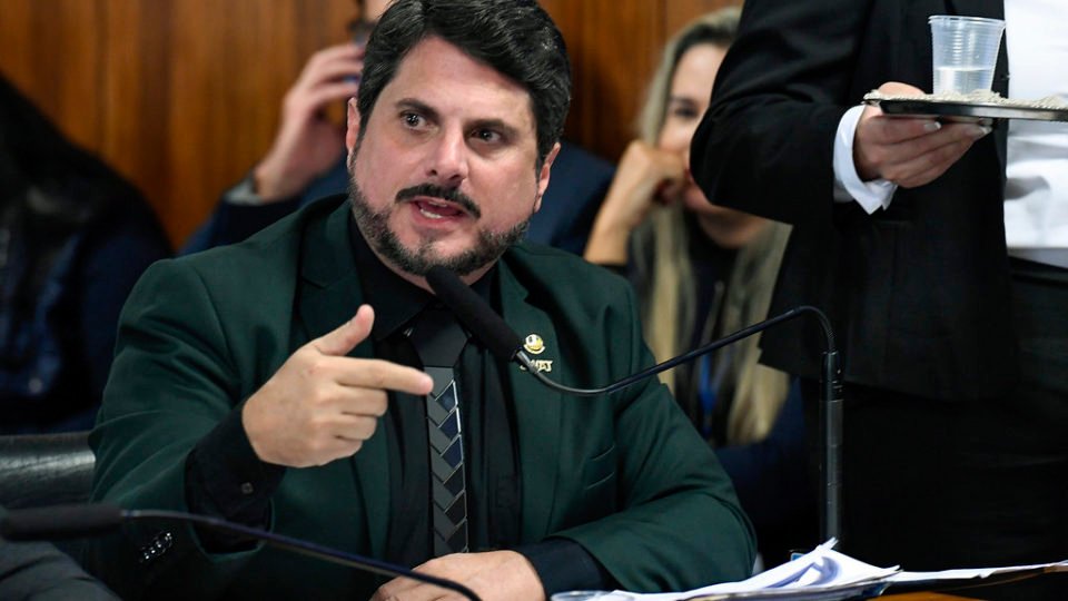 podemos manifesta apoio a marcos do val alvo de mandado de busca e apreensao