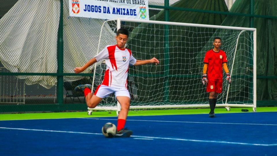 educacao militar promove moral e disciplina entre jovens com colegios estruturados e esporte