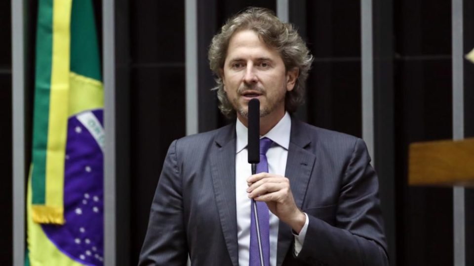 lider do pt falta a votacao e projeto apadrinhado por lula perde por um voto