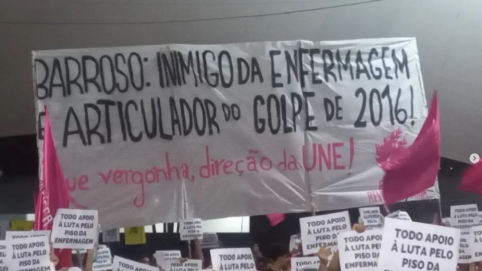 luis roberto barroso e vaiado e chamado de inimigo em congresso da une em brasilia