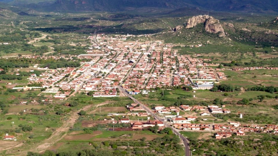 prefeitos protestam e dizem que medidas tomadas pelo governo afetam gestao dos municipios