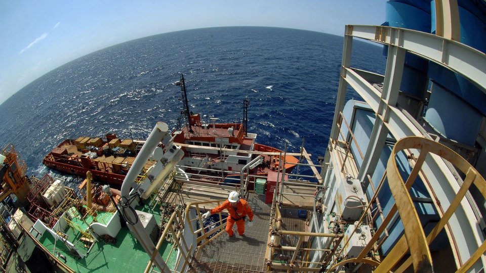 10 bilhoes de barris no fundo do mar o que esta em jogo na briga pelo novo pre sal