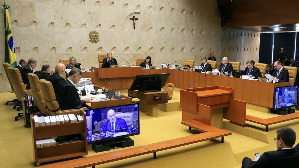advogados de reus do 8 1 criticam tese do crime de multidao e julgamento em plenario virtual