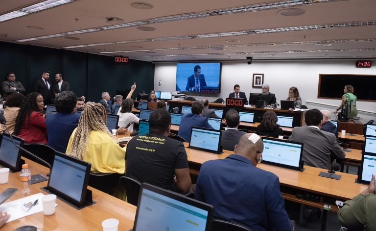 comissao especial analisa parecer sobre proposta que anistia partidos politicos com irregularidades