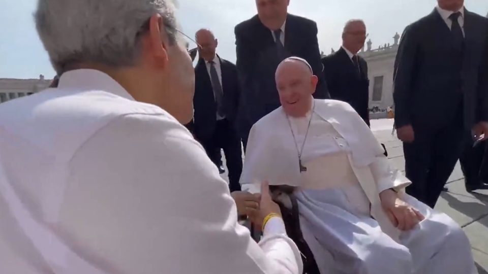 zema entrega lembranca ao papa e diz que mineiros lutam por liberdade