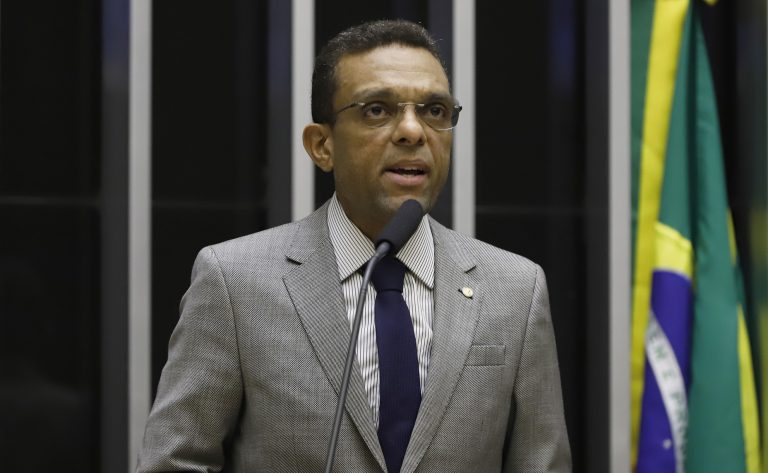 comissao aprova projeto que torna crime o ato de impedir torcedor de manifestar apoio ao time do coracao