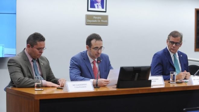 comissao de etica arquiva processos do pl contra deputados do psol e pt