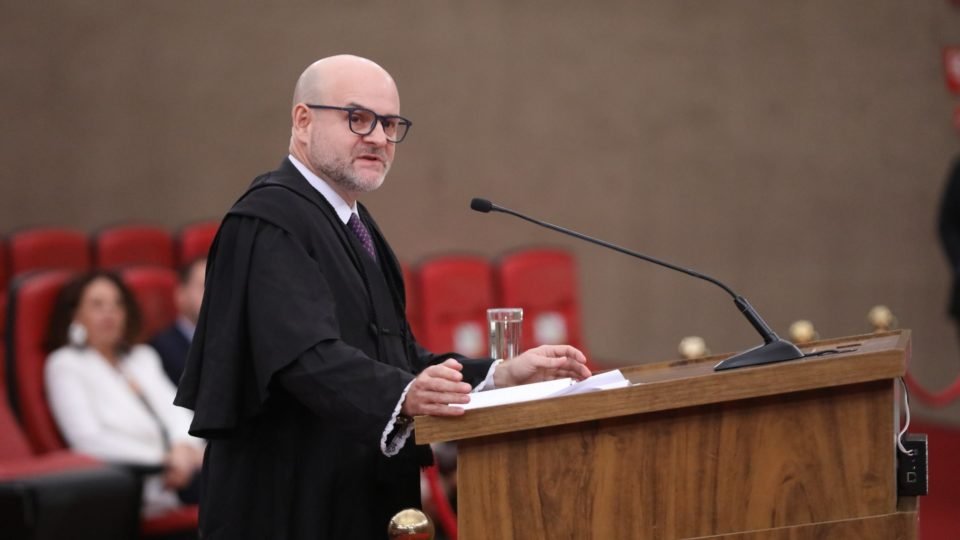 defesa diz que bolsonaro nao teve ganho eleitoral em lives tse suspende julgamento