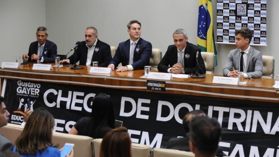deputados lancam frente parlamentar contra a doutrinacao ideologica nas escolas